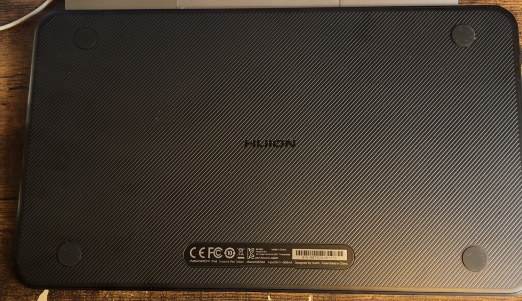 HUION INSRIROY DIAL 本体裏面