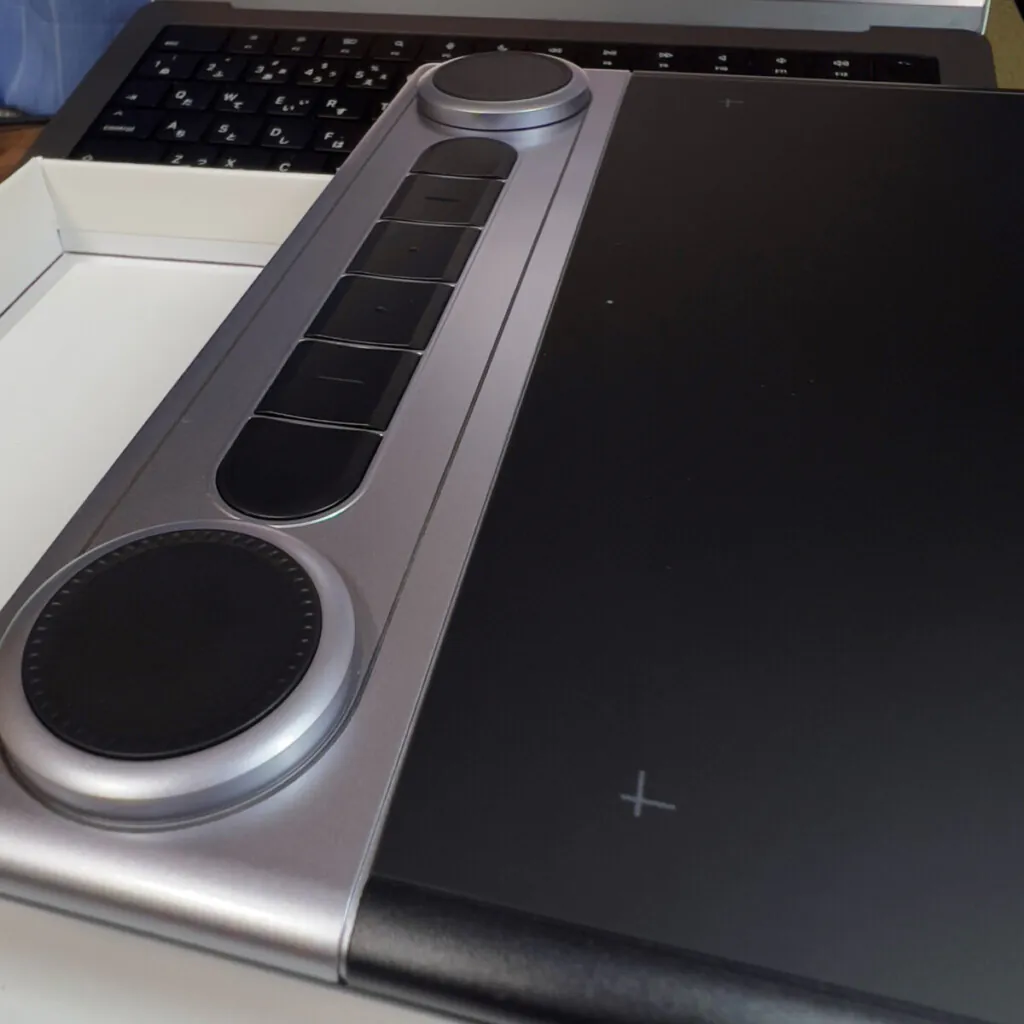 Inspiroy Dial 2は、デュアルダイヤルコントローラと6つのカスタマイズ可能なプレスキー、2つの機能スイッチボタンを備えています。